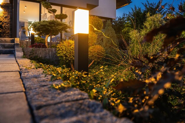 6 Pencahayaan Halaman untuk Rumah Minimalis dan Tips Merancang Pencahayaan Taman